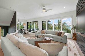 TV, ping pong - Beautiful designer luxury home with Golf Cart, Bikes, Pool and Spa, Rooftop! (Holmes Beach)