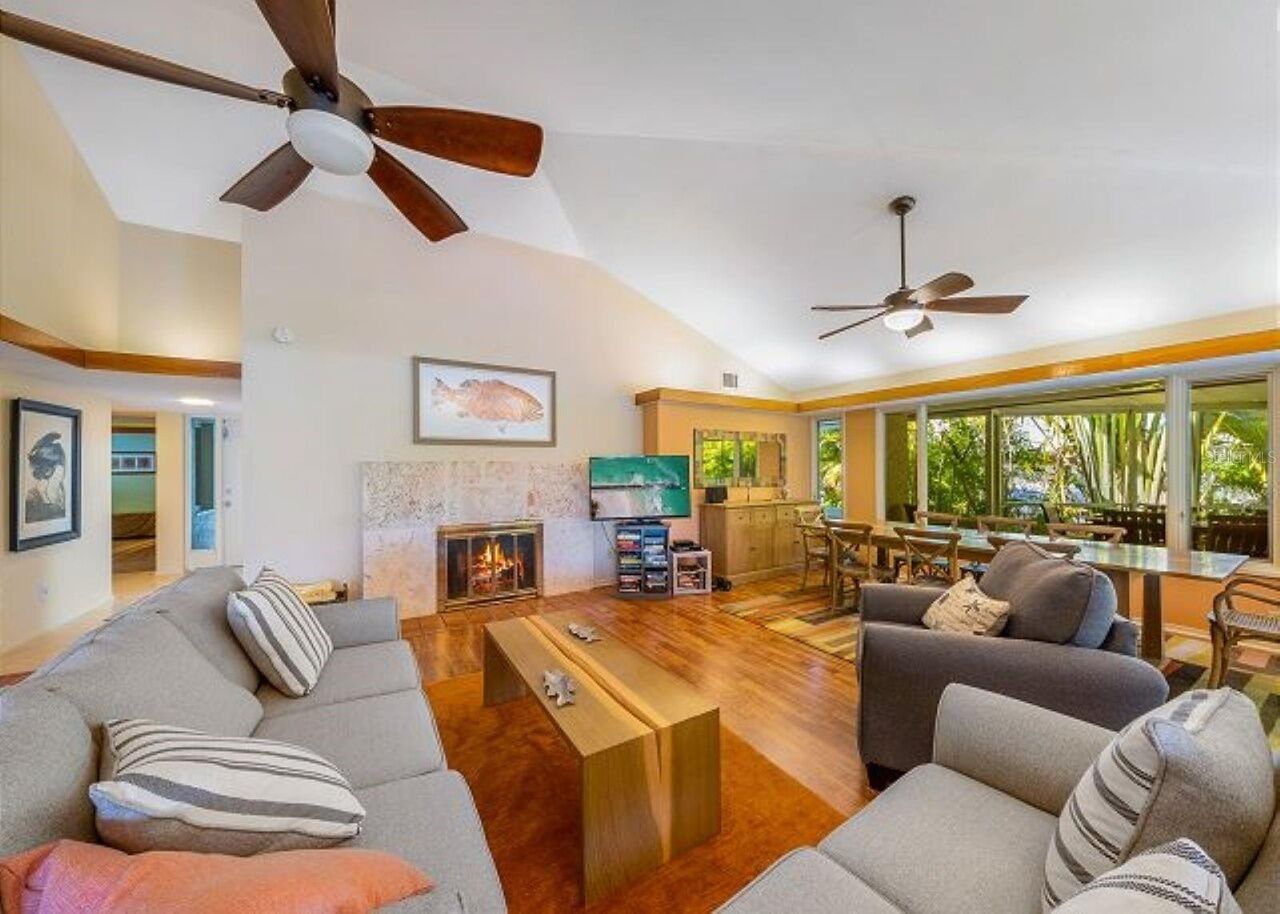 Een televisie en een kantoor