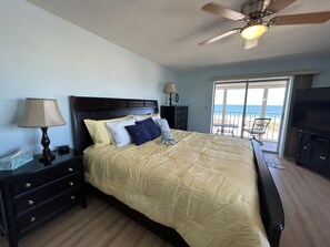 3 bedrooms, desk, iron/ironing board, free WiFi - GULF FRONT CONDO (Treasure Island)