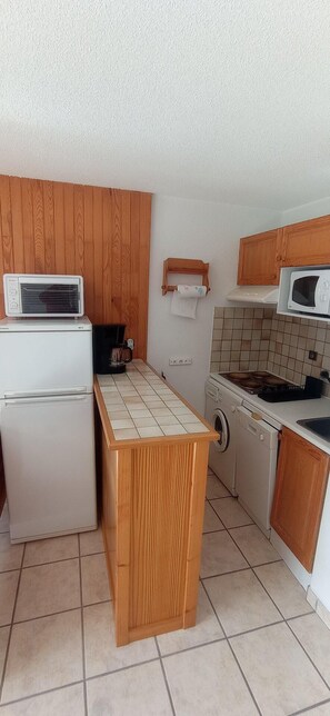 Kjøleskap, mikrobølgeovn, ovn og oppvaskmaskin