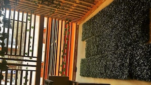 Een kamer met een houten plafond, een groene wand en een houten vloer.