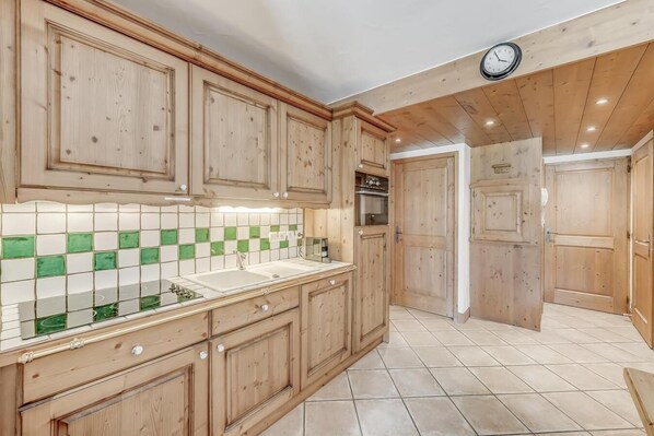 Kühlschrank, Mikrowelle, Geschirrspüler