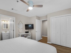 2 bedrooms, desk, iron/ironing board, free WiFi - Located in Crystal Beach, Close to Beach! (Destin)