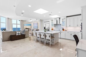 Geladeira, micro-ondas, fogão, cooktop