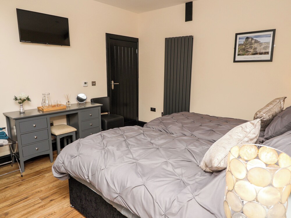 MOOR FARM COTTAGE, family friendly, with hot tub in Ashover Ashover