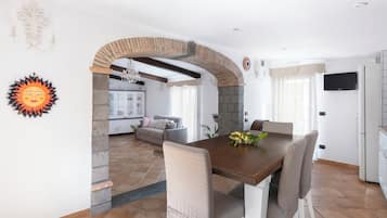 Vila Panorama | Dapur pribadi | Lemari es besar, oven, kompor, dan mesin espresso