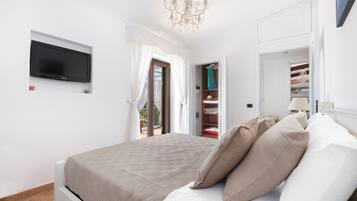 Villa panoramica | Una scrivania, ferro/asse da stiro, culla da viaggio, Wi-Fi gratuito