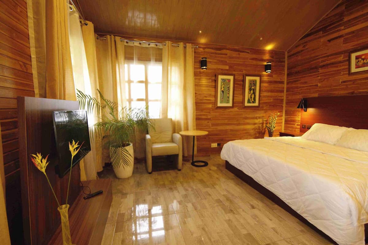 Comfort Chalet | 1 bedroom, Egyptian cotton sheets, premium bedding, laptop workspace