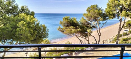 Wonderful sea view with large terrace, walking distance to beach and swimming pools