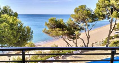 Wonderful sea view with large terrace, walking distance to beach and swimming pools