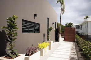 المنطقة المحيطة بالمنشأة