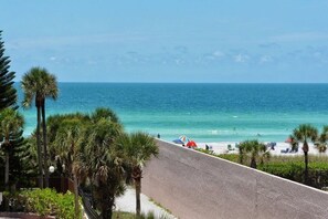 A coastal road with a beach in the background. - Luxury condo located directly on Siesta Key Beach (Sarasota)