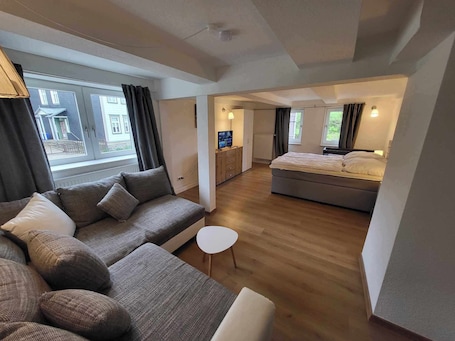 6 室のベッドルーム、セーフティボックス (室内)、旅行用ベビーベッド、WiFi (無料). May-Ferienhaus-Harz 210qm