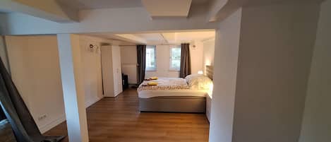 6 chambres, coffres-forts dans les chambres, lit parapluie