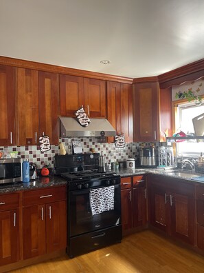 Kühlschrank, Mikrowelle, Ofen, Wasserkocher mit Kaffee-/Teezubehör