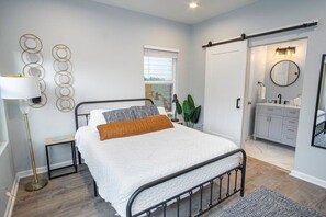 4 bedrooms, iron/ironing board, WiFi, bed sheets