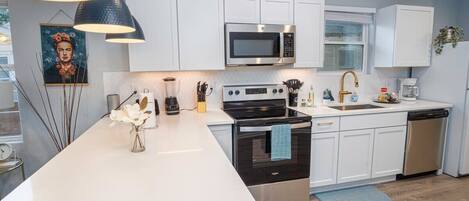 Refrigerador, microondas, horno, placa de cocina
