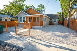 Exterior - Don't Miss Dynamic 4BR/2BA Near Jolly Riverwalk (San Antonio)