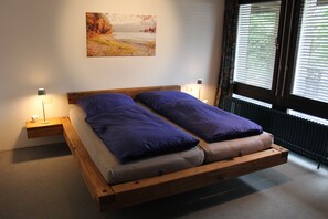 2 quartos, escrivaninha, ferros/tábuas de passar roupa, berço de viagem