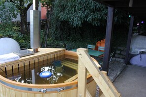 Outdoor spa tub - House Rosebud. The family-friendly vacation home with plenty of outdoor space (Weilheim)