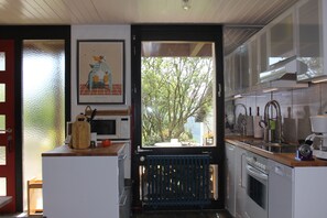 Fridge, microwave, oven, stovetop - House Rosebud. The family-friendly vacation home with plenty of outdoor space (Weilheim)