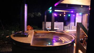 Tina de hidromasaje al aire libre