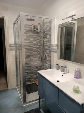 Douche, séchoir à cheveux, bidet, serviettes fournies