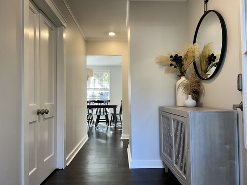 On-site Laundry, ample and secure parking, Fast Wi-Fi, only 10 mi from 1-95