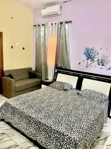 Large Room with ensuite Bathroom, AC & WIFI;10 minutes from Sally Beach/Mbour.