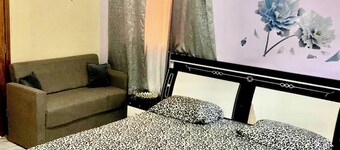 Large Room with ensuite Bathroom, AC & WIFI;10 minutes from Sally Beach/Mbour.