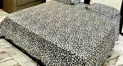 Large Room with ensuite Bathroom, AC & WIFI;10 minutes from Sally Beach/Mbour.