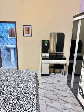 1 bedroom, WiFi, bed sheets - Large Room with ensuite Bathroom, AC & WIFI;10 minutes from Sally Beach/Mbour. (M'bour)
