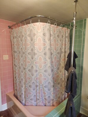 Sèche-cheveux, serviettes fournies, savon, shampoing