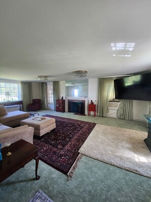 Smart-tv, een computerscherm en een printer