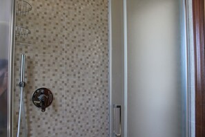 Een haardroger, een bidet, handdoeken, zeep
