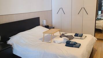 2 habitaciones, tabla de planchar con plancha, wifi y ropa de cama
