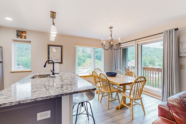 Dining - Mountainside condo in Warren with seasonal pool, amazing views, & balcony (Warren)