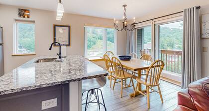 Mountainside condo in Warren with seasonal pool, amazing views, & balcony