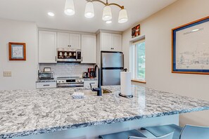 Fridge, microwave, oven, stovetop - Mountainside condo in Warren with seasonal pool, amazing views, & balcony (Warren)