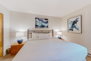 2 bedrooms, iron/ironing board, internet, bed sheets