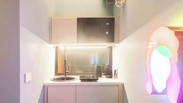 Réfrigérateur, micro-ondes, plaque de cuisson, cafetiÚre/bouilloire