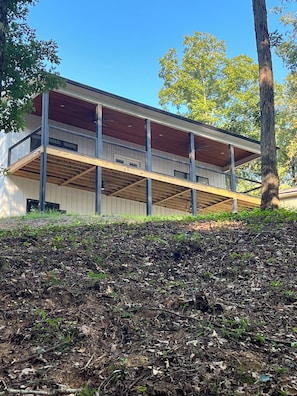 A two-story building with a wooden deck and a covered outdoor area. - Experience Lake Tuscaloosa views from your 5-bedroom Northport retreat (Northport)