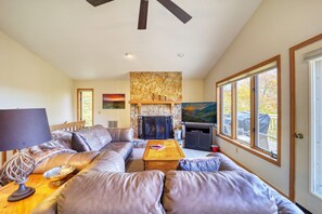 Smart-TV, Kamin, DVD-Player, Bücher