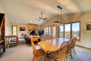 Smart-TV, Kamin, DVD-Player, Bücher