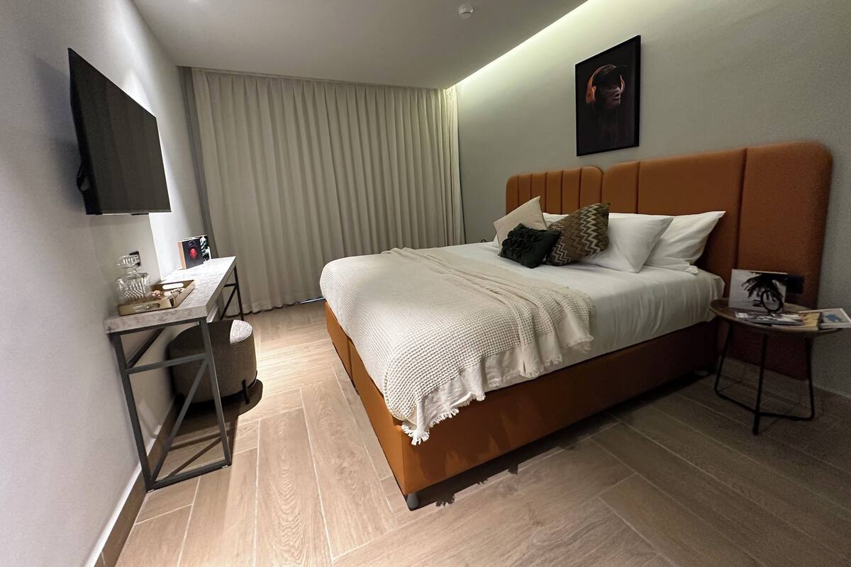Deluxe Room | Minibar, laptop workspace, blackout drapes, WiFi (free)