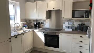 House | Fridge, microwave, oven, stovetop