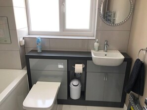 House | Bathroom | Combined shower/bathtub, deep-soaking bathtub, hair dryer, towels