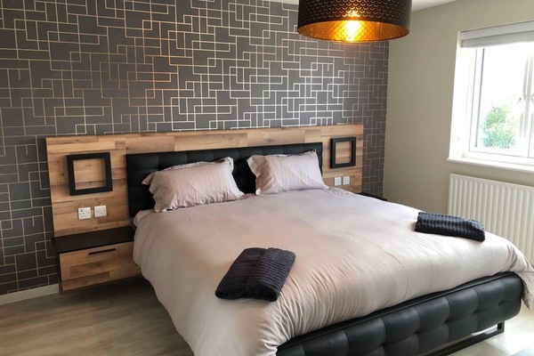 House | 3 bedrooms, premium bedding, iron/ironing board, WiFi (free)