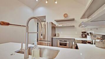 Apartment | Private kitchen | Full-sized fridge, microwave, oven, stovetop