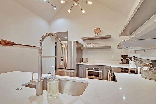 Apartment | Private kitchen | Full-size fridge, microwave, oven, stovetop - The Ashley Suite (Charleston)